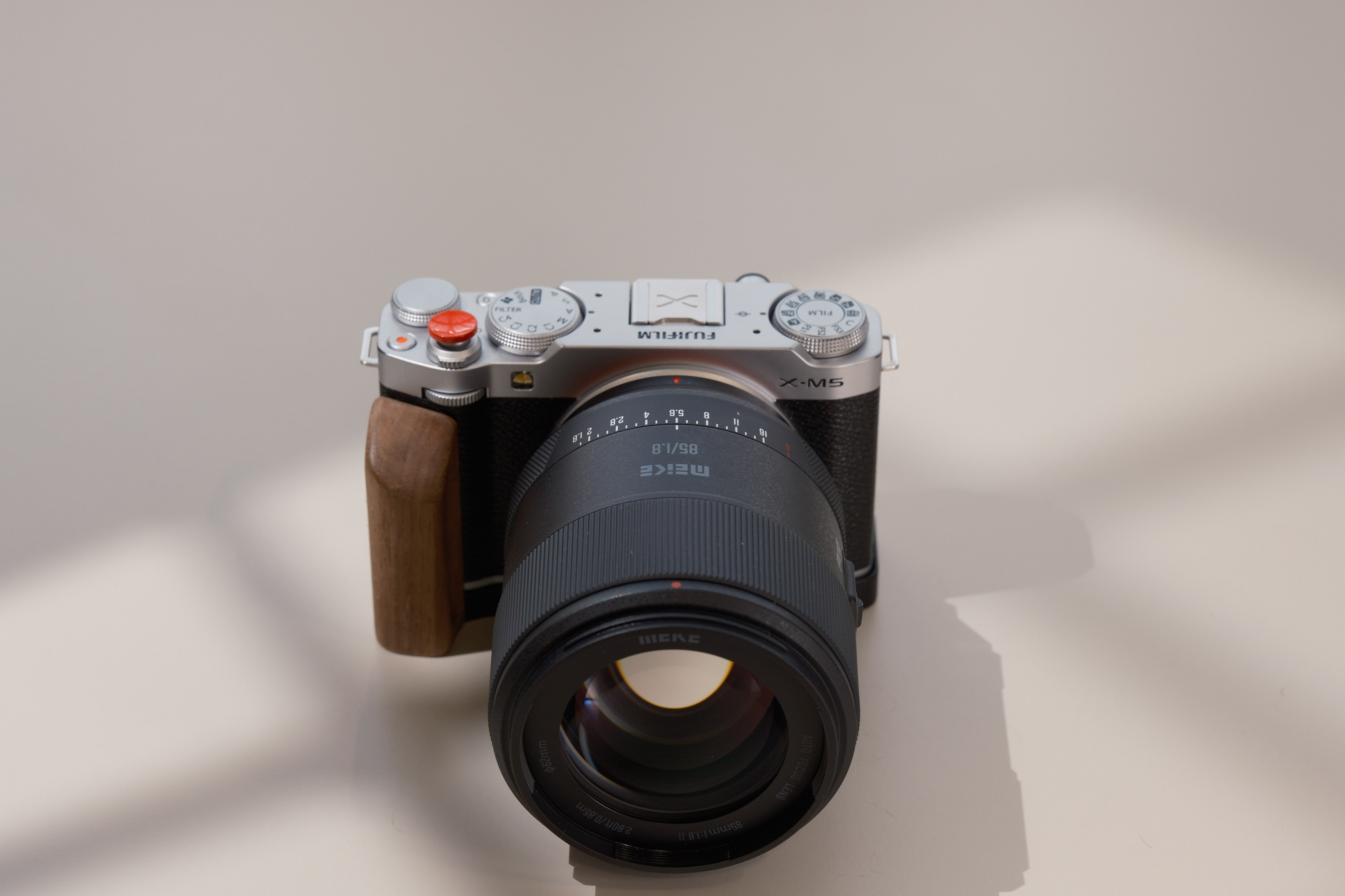 Meike 85mm f1.8 Pro – What Makes A Pro? – Alwin Kok